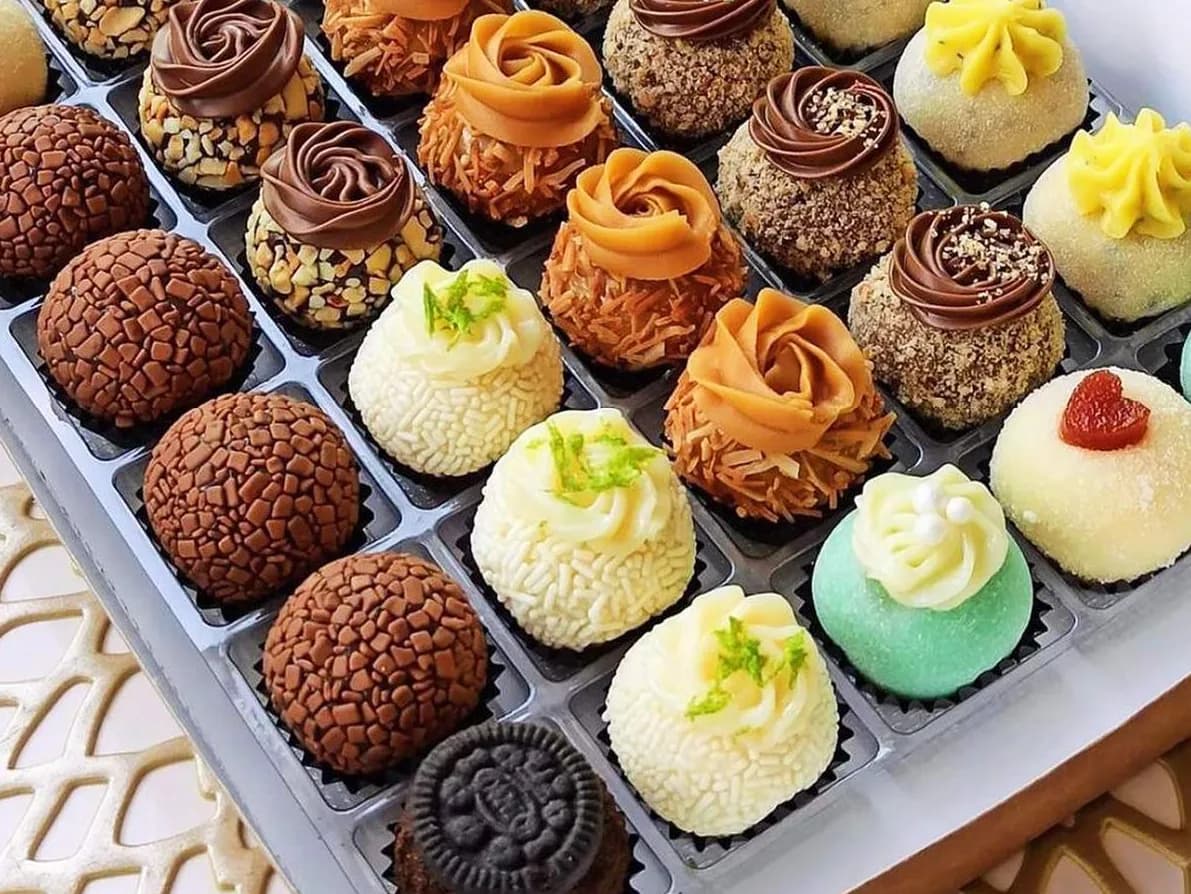Sentar perto da mesa de doces