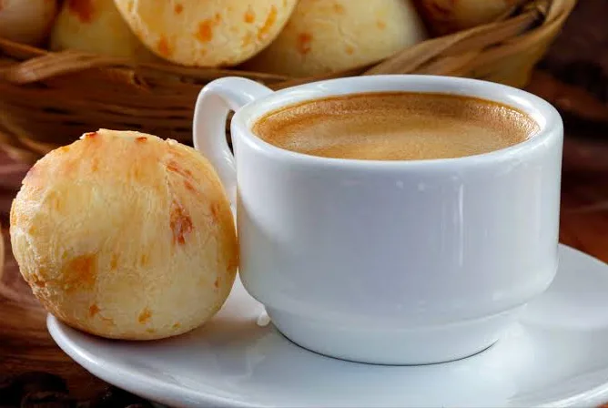 Café com pão de queijo no aeroporto esperando pra embarcar de standby